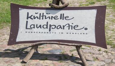 Kulturelle Landpartie Wir fahren nach Mützingen zur Mützgenta. Dort gibt es ein breites Angebot. Wie Handwerk-kunst, Musik, Kultur, originelle Speisen u. Getränke.