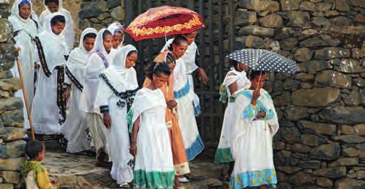 IM FOKUS Im orthodoxen Früh-Gottesdienst tragen die Frauen traditionelle weiße Übergewänder. 1 Flug nach Äthiopien Individuelle Bahn- oder Fluganreise nach Frankfurt.