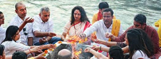 IM FOKUS In Rishikesh am Ganges erleben Sie eine ergreifende Hindu Aarti Zeremonie. 1 Flug nach Indien Bahn- oder individuelle Anreise zum Flughafen.