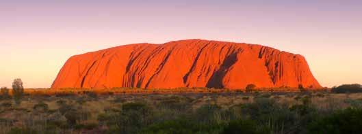 IM FOKUS Sonnenuntergang am Ayers Rock, dem heiligen Ort der sog. Traumpfade der Aborigines.