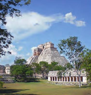 Links: Berühmte Maya-Stätte Uxmal Rechts: Fassade in den Farben des mexikanischen Mais, Tribut an das Grundnahrungsmittel. Maya-Stätten von ganz Mexiko gilt.