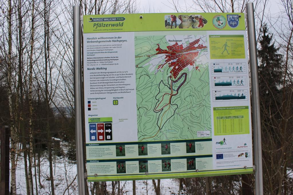 Station 1: Willkommen im Wald von Hochspeyer Gebt die folgende Koordinate in eure GPS-Geräte ein, um zum ersten Wegpunkt zu gelangen.
