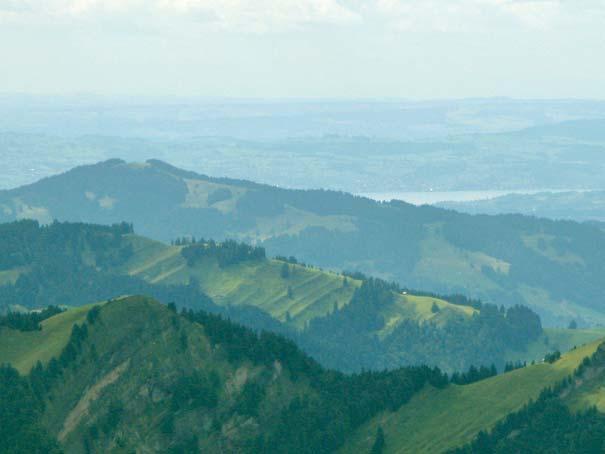 Im Osten der Bodensee und im Nordwesten ist (in der Bildmitte rechts).