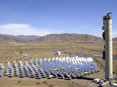 Solare Kraftwerke Solarturmanlage CESA-1 auf der "Plataforma Solar de Almería" in Andalusien: 300 bewegliche Spiegel werfen das Sonnenlicht auf die Spitze