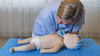Beim Erwachsenennotfall heißt es hingegen Call first (zuerst Anruf), da viel öfter ein Defibrillator benötigt wird.