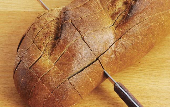 Die Schnitte sollen möglichst tief sein, das Brot soll aber noch zusammenhalten.