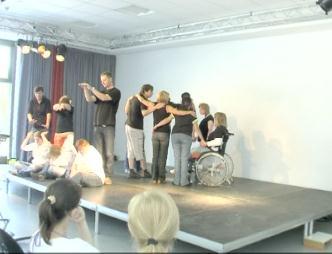 Zunächst geht es in diesem Unterricht darum, die Gruppe durch vielfältige theaterpädagogische Übungen spielfähig zu machen.