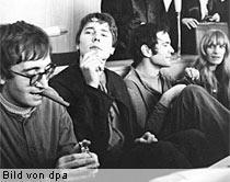 1968 Ideen mit Gewalt durchsetzen Ganz anders die RAF: Die Mitglieder dieser Gruppe wollten das ganze Regierungssystem in Deutschland abschaffen. Ihre Ziele wollten sie mit Gewalt durchsetzen.