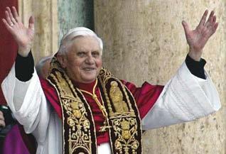 Der 78-jährige bayerische Josef Kardinal Ratzinger wird als erster Deutscher nach über 480 Jahren zum Papst gewählt und tritt als Benedikt XVI.
