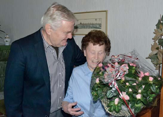 Geburtstag erhielt Edith Ebering aus der Magdeburger Straße in Ebendorf vom stellvertretenden Ortsbürgermeister Michael Madjera. Foto: D.