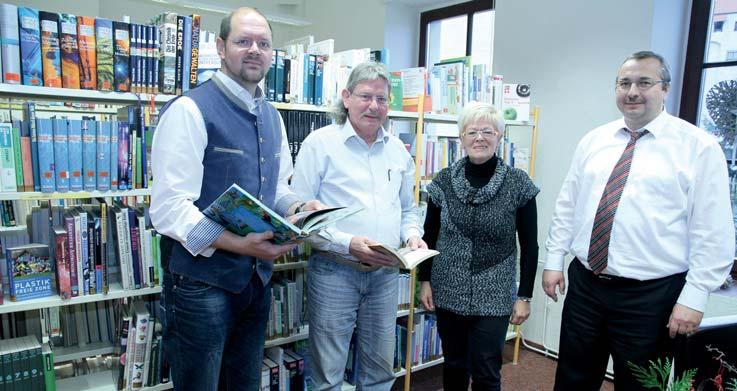 16 Im Blickpunkt Bibliotheken bündeln ihre Ressourcen Die Bürgermeister Martin Stichnoth, Franz-Ulrich Keindorff und Thomas Schmette (v.l.) besuchten Dagmar Müller in der Bibliothek Wolmirstedt.