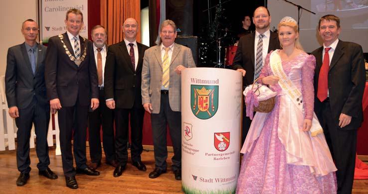 4 Im Blickpunkt Mit WM-Pokal und im Trikot der deutschen Fußballnationalmannschaft eröffnete Wittmunds Bürgermeister Rolf Claußen den Neujahrsempfang seiner Stadt.