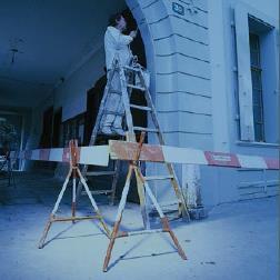 Eine Leiter darf nur für leichte Arbeiten eingesetzt werden. (Keine schweren Gegenstände oder Arbeitsmittel im Einsatz.