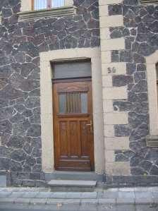 Türen in alten Häusern sind zeit- und landschaftstypisch hergestellte Handwerksarbeit.