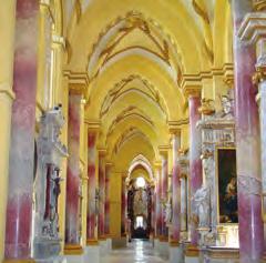 Dominiert wird der Ort durch die imposante Klosteranlage, die 1127 als erstes rechtsrheinisches Kloster des Zisterzienserordens erbaut