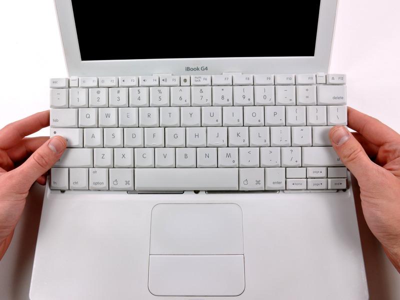 Wenn die Tastatur nicht frei kommen, verwenden Sie einen kleinen Schlitzschraubendreher die Tastatur um 180 Grad