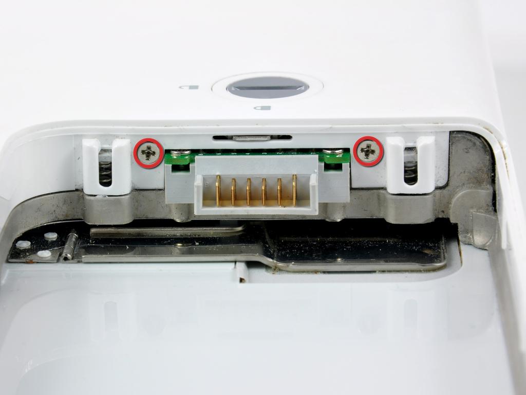 Schritt 9 Entfernen Sie die beiden 4,5 mm Kreuzschlitzschrauben auf beiden Seiten der Batteriekontakte.