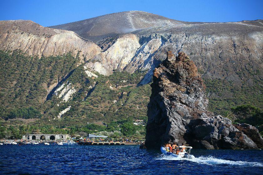 Marina für Sportboote hat sie überdies im Angebot. Kleiner und überschaubarer sind hingegen die westlich anschließenden Inseln Filicudi und Alicudi.