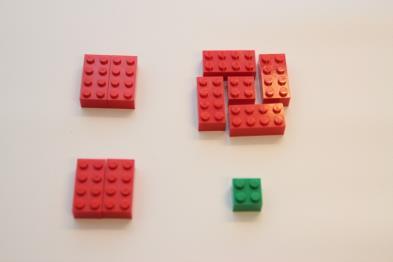 9 Aufbau der Spielfeldobjekte Lebensmittel (4 rote, 2 blaue, 2 gelbe und 2 grüne LEGO-Blöcke) Für