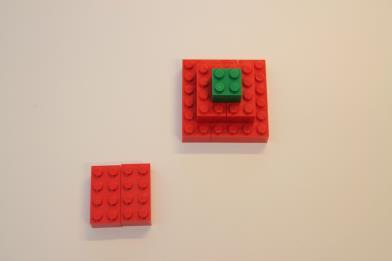 1x LEGO-Stein 2x2 in der Farbe des Blocks (für die Mitte des großen Quadrates) 1x LEGO-Stein 2x2