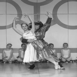 T u r n e n u n d F r e i z e i t Einmal im Ballett eine Hauptrolle tanzen Von Klaus Wenzel Einmal in einem Ballett die Hauptrolle tanzen: der Wunschtraum vieler Mädchen.