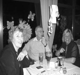 In fröhlicher Runde (von links) Marion Jung, Uwe Koppitz und Elke Willems Da ein Discjockey viel Geld gekostet hätte und auch keiner den ganzen schönen Sylvesterabend hinterm Musikpult stehen wollte,