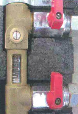 Setzen Sie das Einfüllen der Flüssigkeit fort und, beobachten Sie die Druckerhöhung am Druckmesser der Pumpstation.