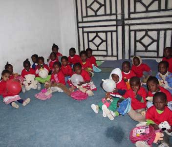 Dezemberrallye 2012 Dust and Diesel AEPN Besuch Waisenhaus Wir haben zwei Stunden Zeit, mit den Kindern zu malen und zu