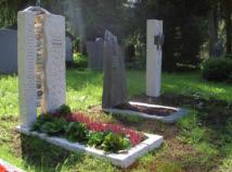 12 OBERSTDORFeR AUS DER GEMEINDE Integrierte Muster-Urnengräber auf dem Waldfriedhof Oberstdorf Die Friedhofsverwaltung Oberstdorf hat in Kooperation mit regionalen Steinmetzunternehmen und
