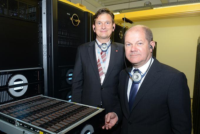 A bb. 3: Thom as Ludwig, Geschäftsführer des DKRZ (links) und Olaf Scholz, Erster Bürgerm eister der Freien und Hansestadt Ham burg (rechts) bei der Besichtigung des neuen Supercom puters Mistral.