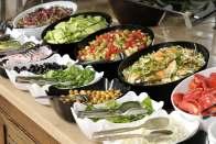 Rustikales Grillbuffet Ab 20 Personen Vorspeise Fingerfoodvariation mit Tomaten-Mozzarella-Spießchen, Käse-Trauben-Spießchen und mediterranen Hackbällchen mit