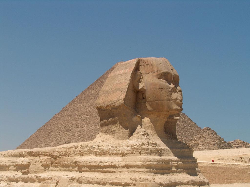 4 M121-252-1-1 Lesen Sie bitte den folgenden Text. Was macht ein Monument zum Mythos? Erhaben blickt sie auf das Plateau von Giseh und wacht über die Gräber mächtiger Pharaonen: die Sphinx.