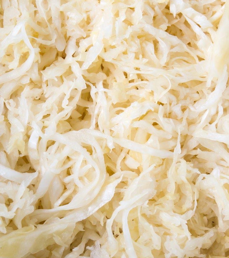 Sauerkraut Einfach selber machen Für einen 5-Liter-Gärtopf werden 6 Kilo dünngeschnittener Weißkohl benötigt. Die Kohlköpfe zunächst von den äußeren, schadhaften Blättern befreien und säubern.