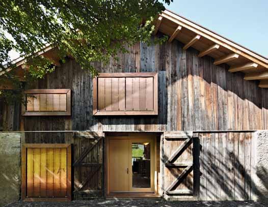 Die Scheune im Dorfkern von Almens wurde in ein Wohnhaus umgewandelt. Mit Lehm, Holz, Glas und naturbelassenem Schwarzstahl.