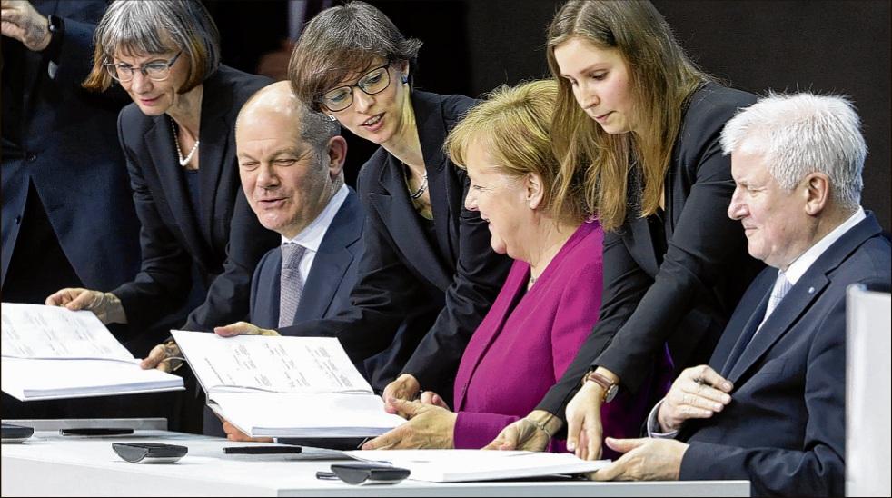 Dienstag, 13. März 2018 Nr. 61 Thema des Tages Mindener Tageblatt 21 Bundeskanzlerin Angela Merkel, der CSU-Vorsitzende Horst Seehofer (r.) und der kommissarische SPD-Vorsitzende Olaf Scholz (l.