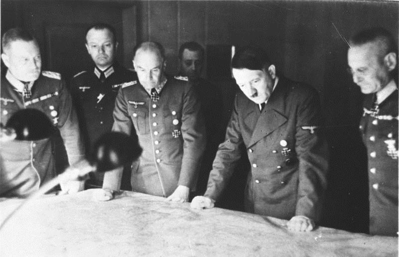 Bewertung (Einfluss auf die Führung): die militärische Führung ist unterschiedlich stark überzeugt vom NS, kooperiert aber; Kritiker verlieren ihre Macht erst nach Stalingrad