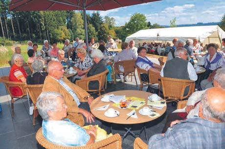 Seniorinnen und Senioren aus allen Losheimer Ortsteilen im Park der Vierjahreszeiten. Eingeladen hatte erneut der Verein Förderung der Seniorenarbeit in der Gemeinde Losheim am See e.v.