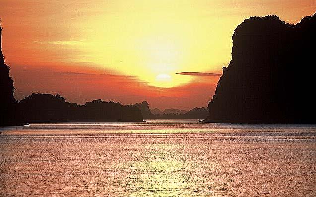 Die Halong Bucht, eines der größten UNESCO Naturerbe, erschließt sich über ein Gebiet von 1500 km².