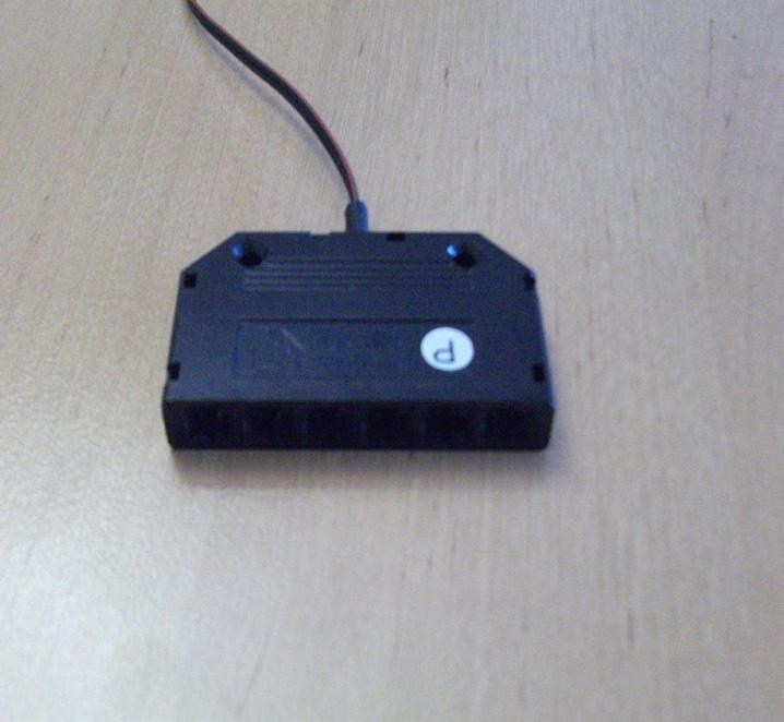 Anschluss der Powerbox ETR-1000 für LED- Beleuchtung An der Rückseite der Box befinden sich 3 Kabel. Ein Kabel 3-adrig mit Aderendhülsen wird an den Hausanschluss angeschlossen.