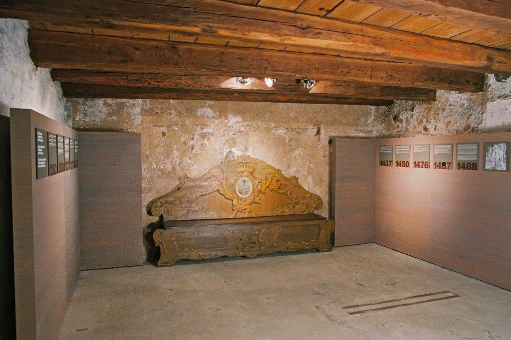 Die mittelalterlichen Kellerräume des Merkantilgebäudes Beschreibung des Angebots Die kürzlich restaurierten Kellerräume aus dem 13.