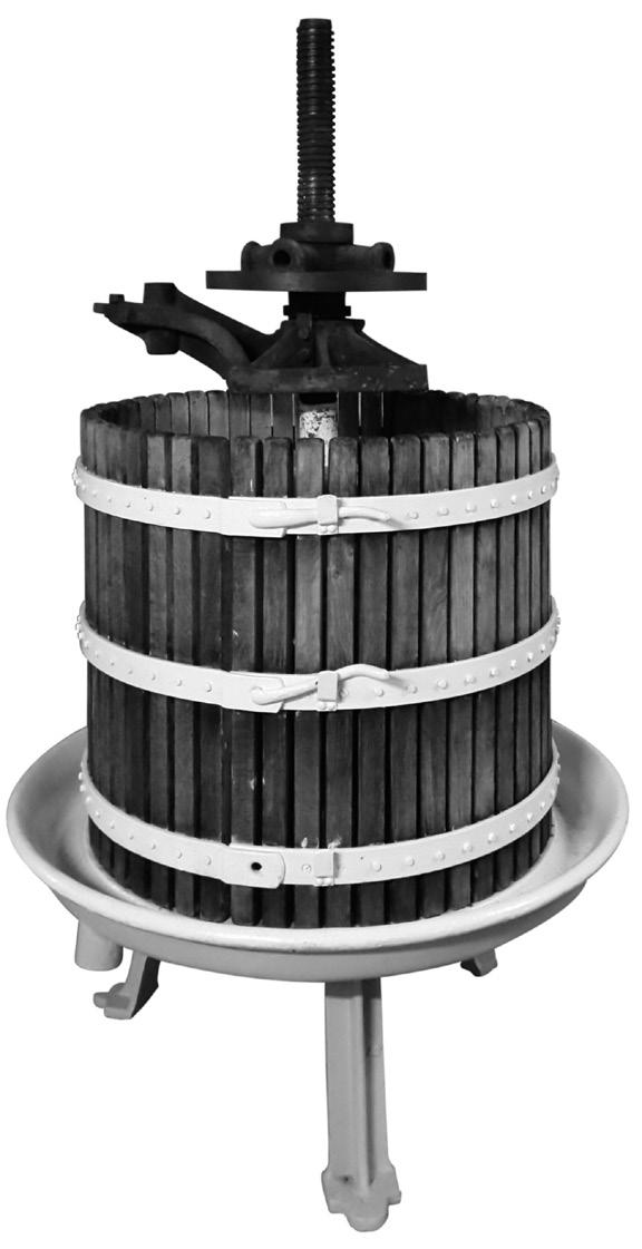 Aufgabe 6 (Teil B) Weinbau a) Aus nostalgischen Gründen werden in einem kleinen Weingut Trauben der Sorte Welschriesling mit einer renovierten Handpresse gepresst.