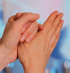 Hände-Desinfektionsmittel sorgfältig über 30 Sekunden in die Hände einreiben, dabei alle Hautpartien