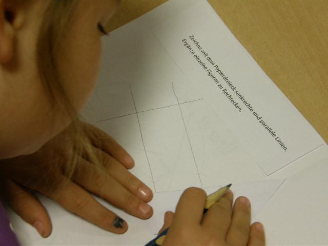 Stunde 9: (16.06.2011): Zeichne mit dem Dreieck aus dem Papierquadrat. Schreibe die Namen der Figuren dazu.