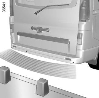 EINPARKHILFE (1/2) Funktionsprinzip Ultraschallsensoren, die (je nach Fahrzeug) im Stoßfänger hinten untergebracht sind, messen den Abstand zwischen dem Fahrzeug und einem Hindernis.