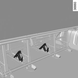 HINTERE SITZBÄNKE: Verstellmöglichkeiten (4/4) 9 Einbau Die Sitzbank an den vorderen Befestigungspunkten in Position bringen.