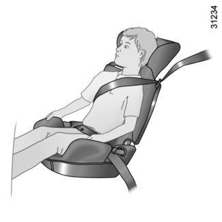 KINDERSICHERHEIT: Wahl der Kindersitzbefestigung Kindersitz entgegen der Fahrtrichtung Der Kopf eines Säuglings ist im Verhältnis zu dem eines Erwachsenen schwerer und sein Hals ist empfindlicher.