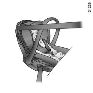 Wählen Sie einen Schalensitz, da dieser einen besseren Seitenschutz bietet und wechseln Sie den Sitz, sobald der Kopf des Kindes über den Schalenrand hinausragt.