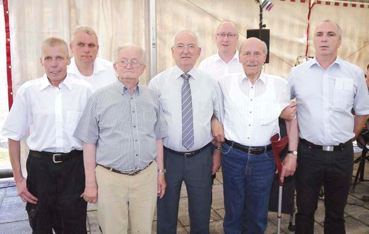 Als Gründungsmitglieder des HVV Röhrigshof erfuhren Werner Landeck (2. von rechts), Herbert Plamber (Mitte) und Helmut Wicke (3. von links) zur Feier eine besondere Ehrung.