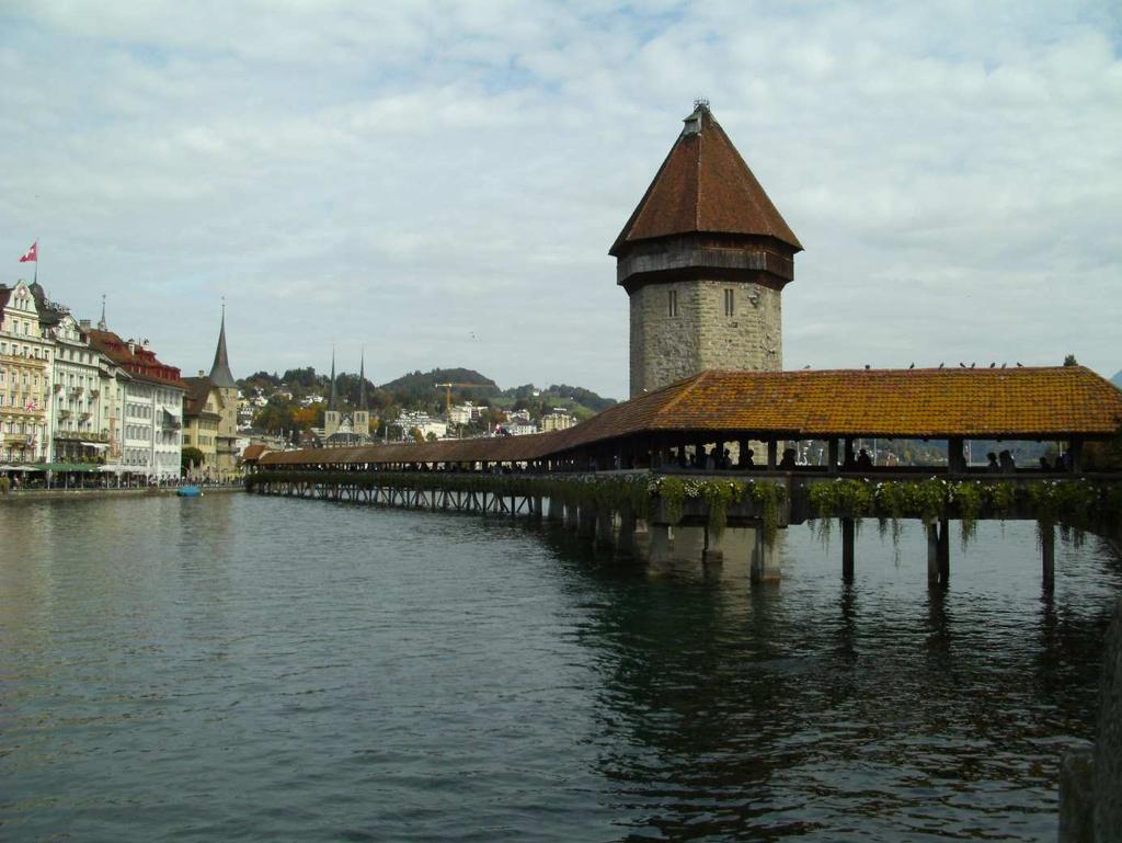 Wat läuf -22- Dezember 2017 Die Kapellbrücke mit dem achteckigen Wasserturm in der Mitte ist das Wahrzeichen der Stadt Luzern.