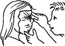 2 Lege die Alufolie auf dein Gesicht und drücke sie mit deinen Fingern vorsichtig an.